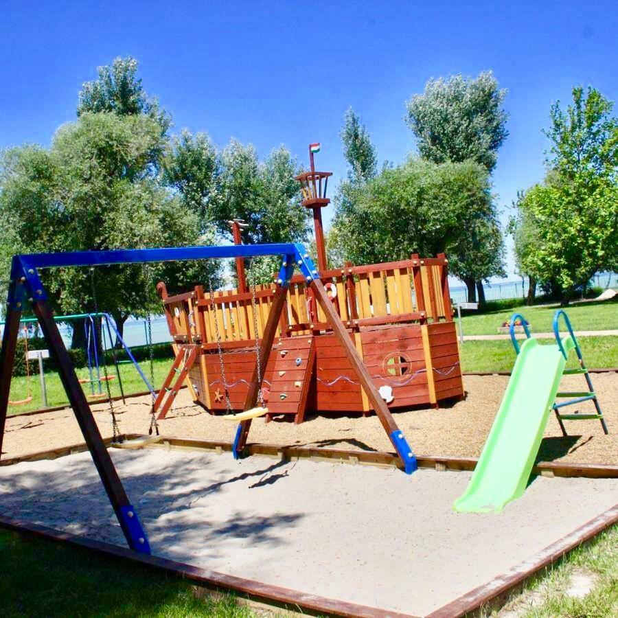 Aqua Blue Apartmanok - Шіофок Екстер'єр фото